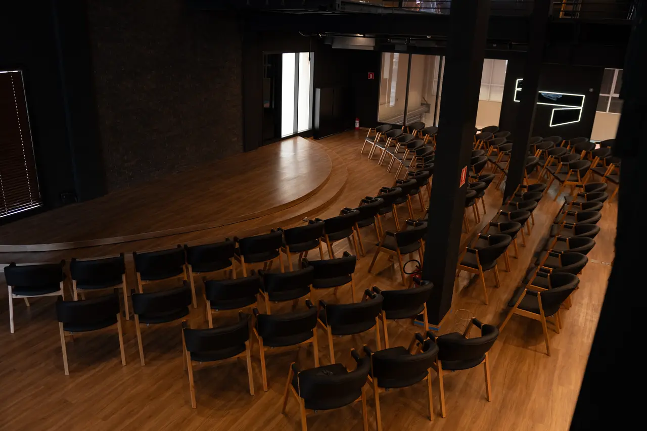 Auditório da Casa com as cadeiras voltadas para o palco