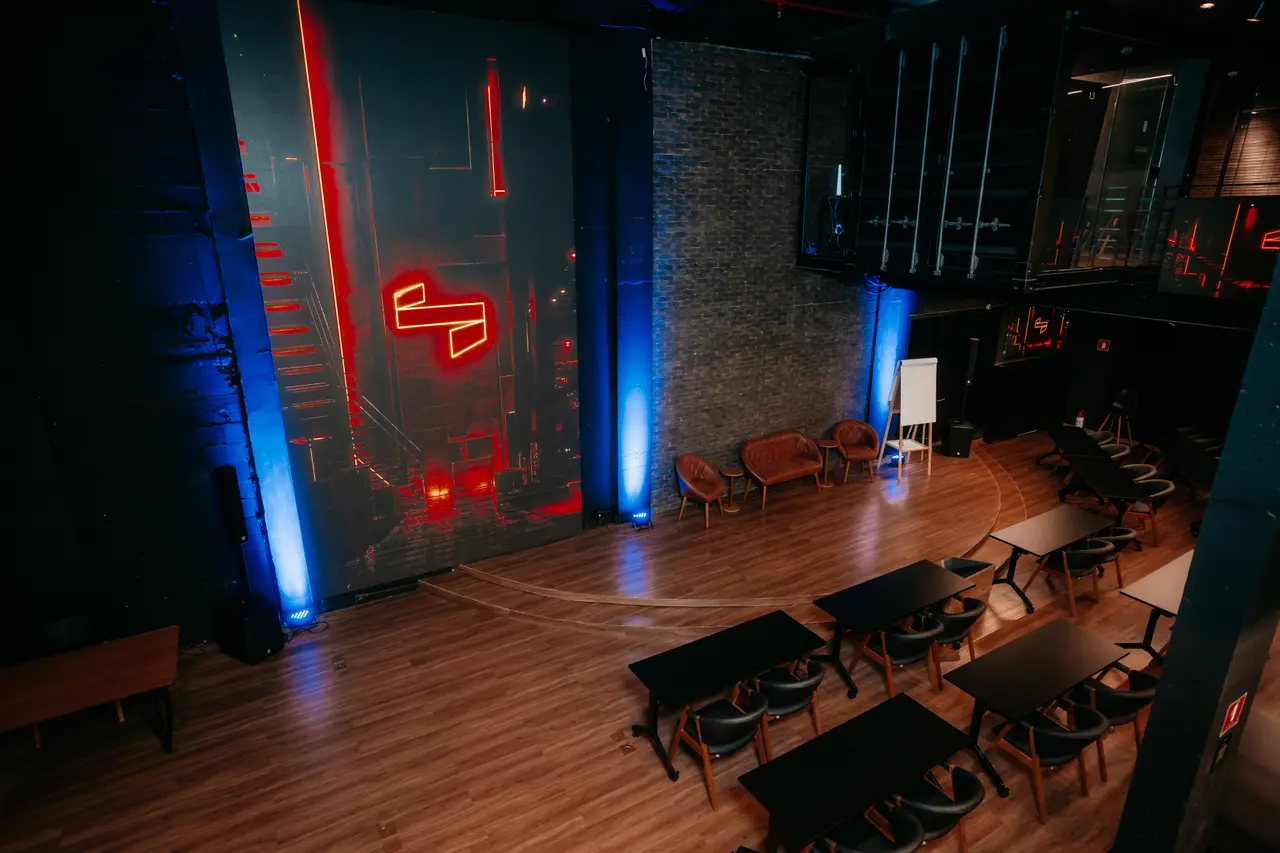 Palco com o neon vermelho e as colunas de luz azul