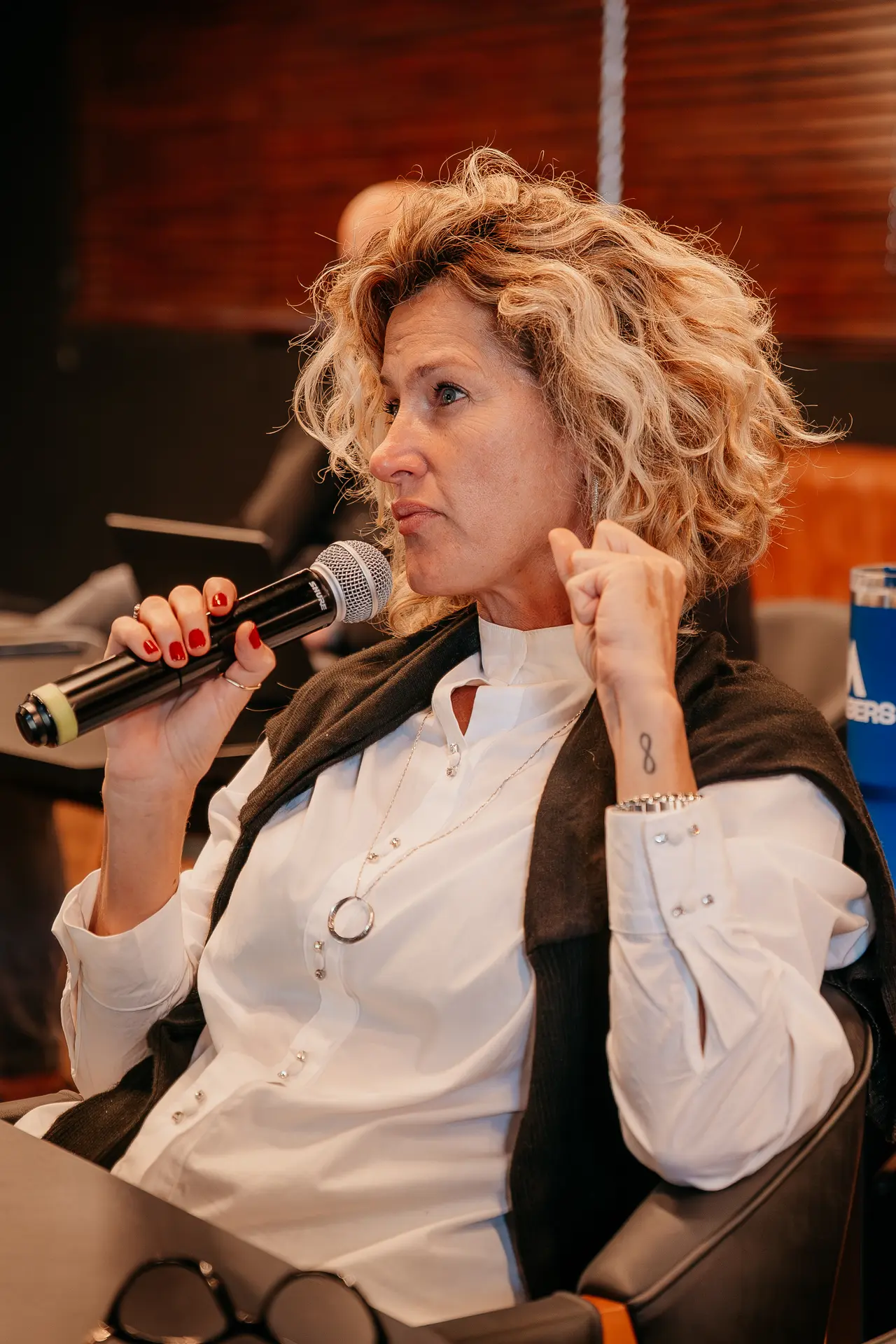 Participante fala ao microfone durante o evento