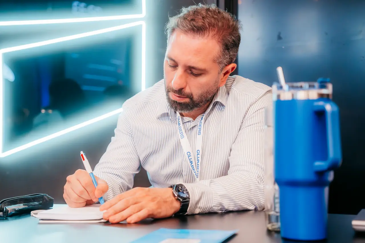 Participante faz anotações na mesa do evento