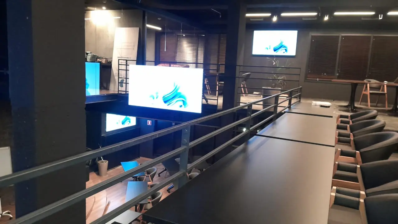 Monitores e mesa de apoio no mezanino
