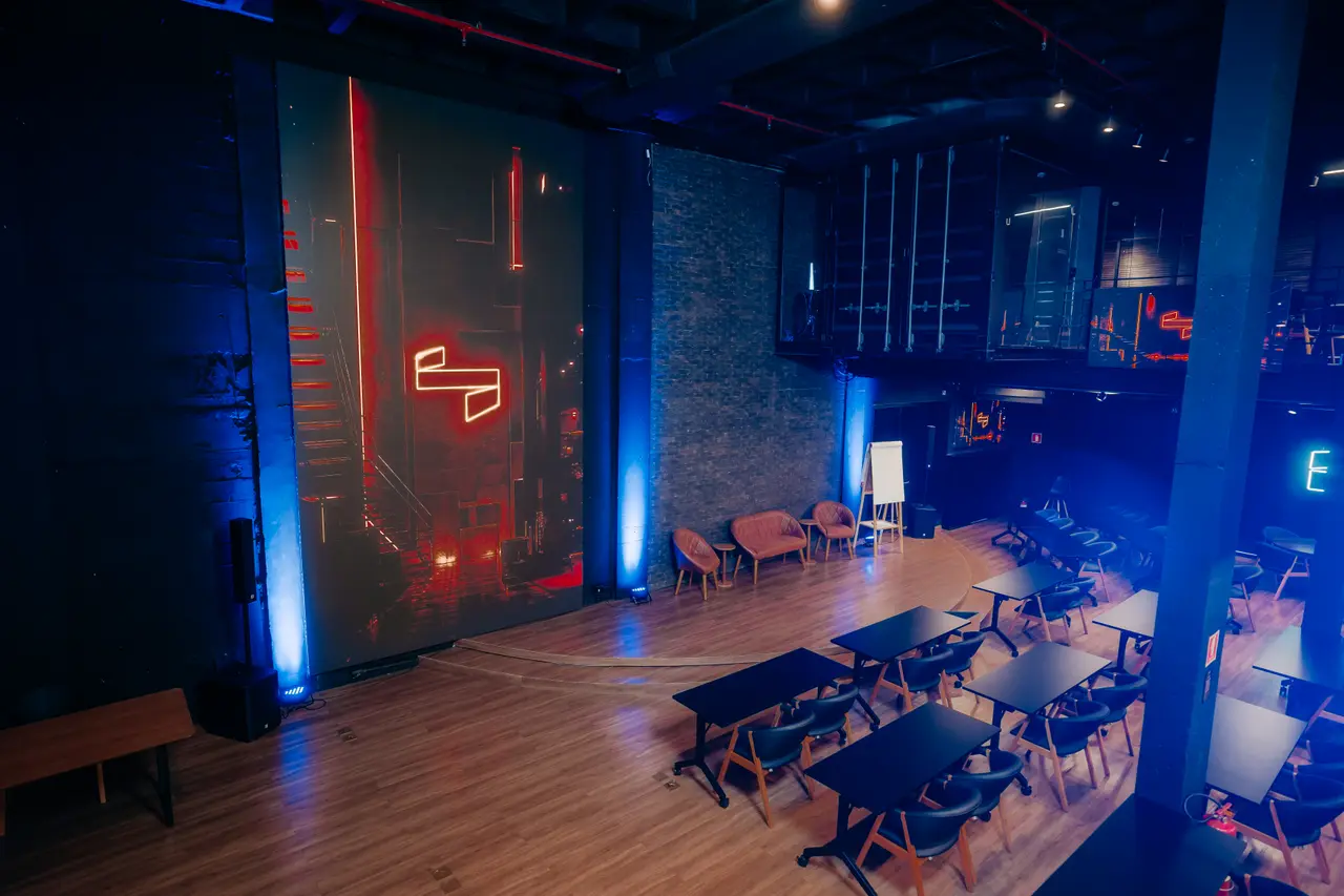 Palco da Casa com o neon vermelho e as colunas de luz azul