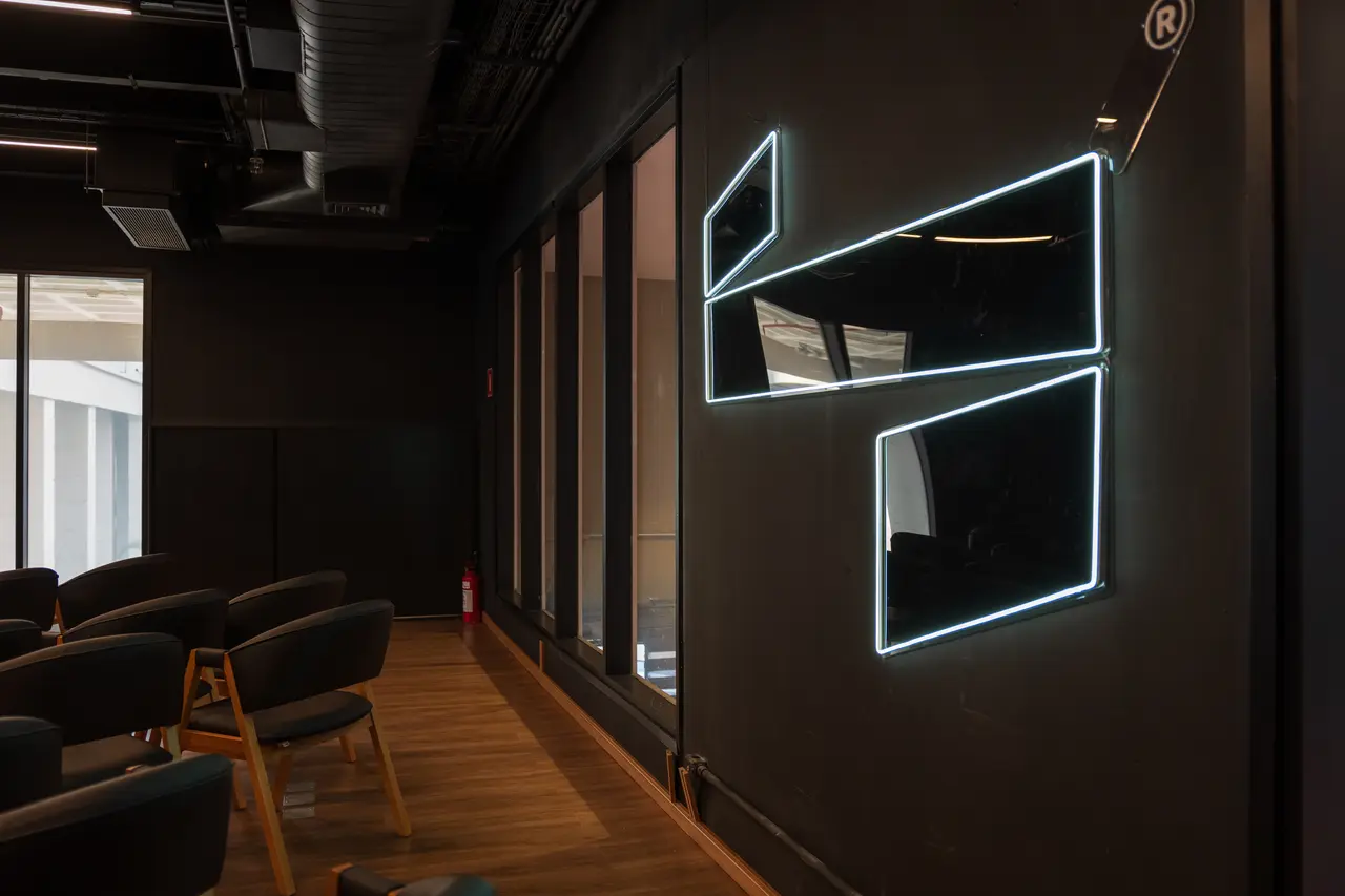 Porta de vidro da Casa com o logo em neon