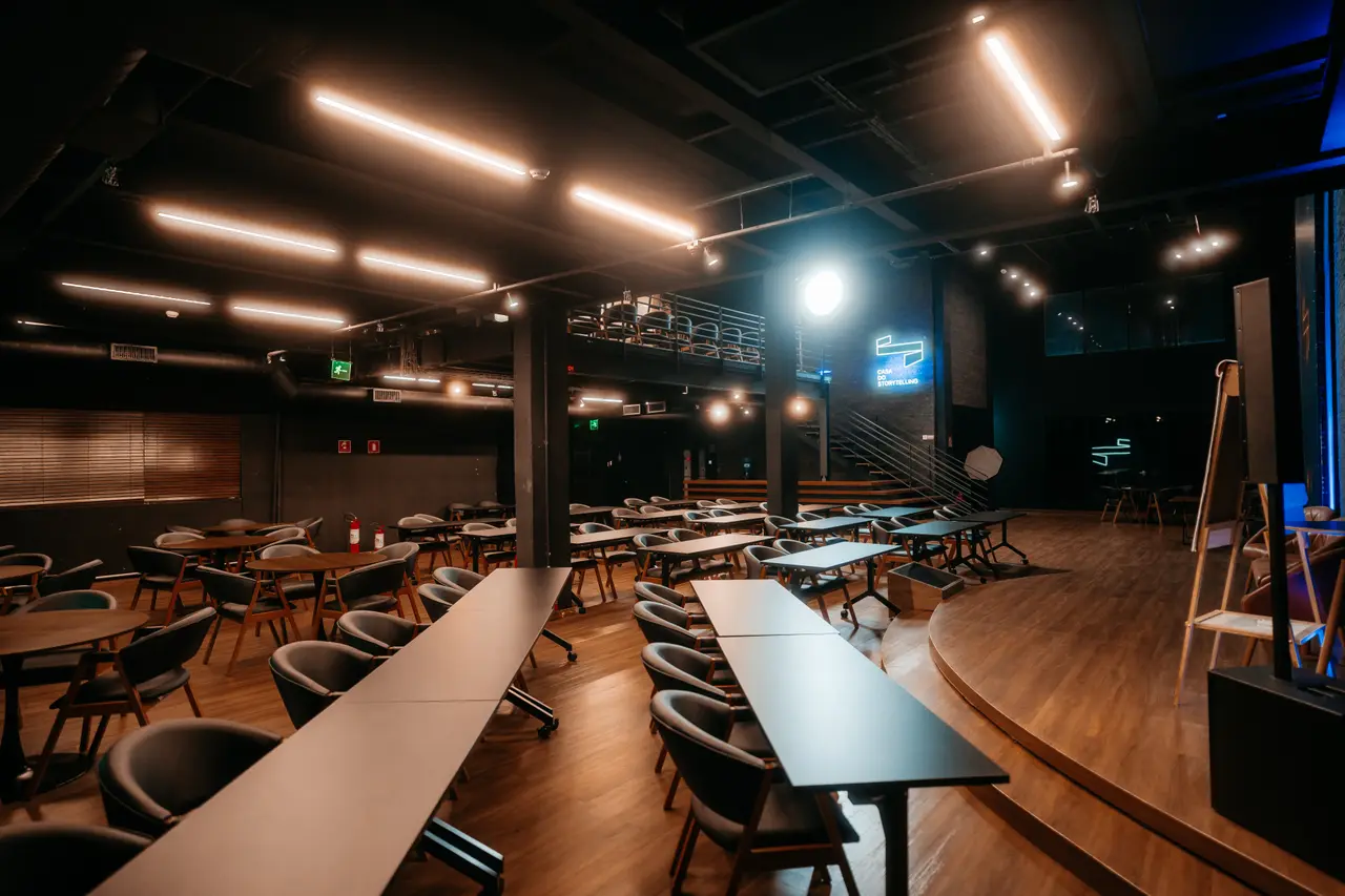 Salão da Casa com mesas e o palco ao fundo